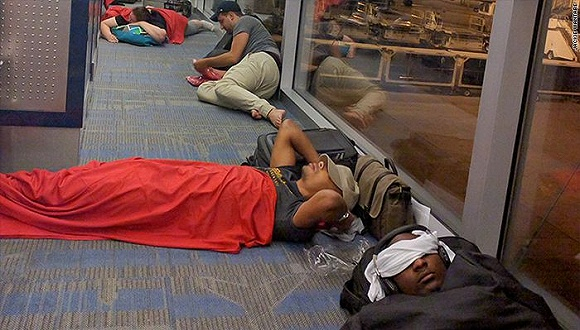 滞留机场的达美航空班机乘客。 图片来源：CNN