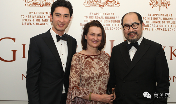 跟妈咪长得好像哦