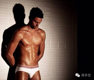 被罚站的小学生