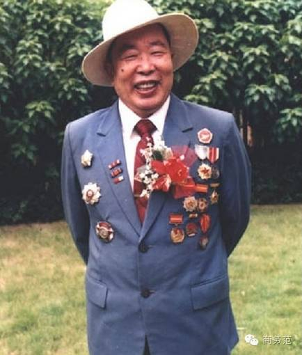 挂满勋章的华爷爷
