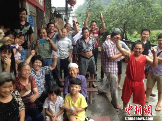龙清泉的亲友、乡邻为其助威加油