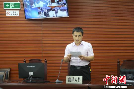 越语翻译人员翻译刑事裁定书内容。 吴凰汇 摄