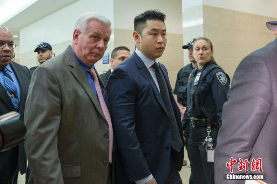 资料图：梁彼得走进法庭。中新社记者 廖攀 摄