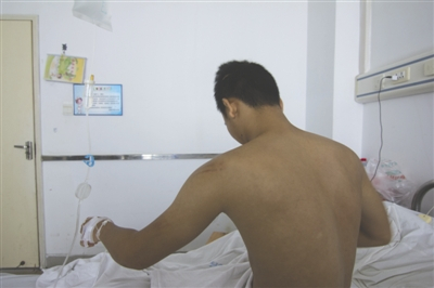 近日，吴浩（化名）因意外受伤住院，现在他走上正途，父亲也改了动手毛病，父子重归于好