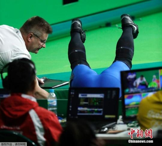 芬兰运动员特库拉激动过头，突然从比赛台上摔了下去