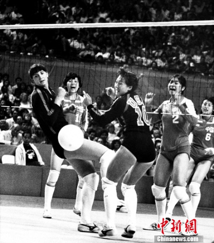 1984年8月4日，美国加州长滩体育馆，女排分组预选赛。图中的中国女排队员分别是杨晓军、梁艳和杨锡兰