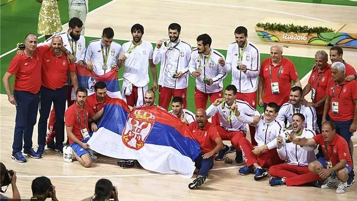 迪约德耶维奇目光如炬的双眼被泪水填满，脑海里翻滚的都是前南的往事与自己青春飞扬的样子。