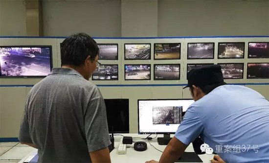 7月26日晚11点，工体监控室内，民警查看监控。