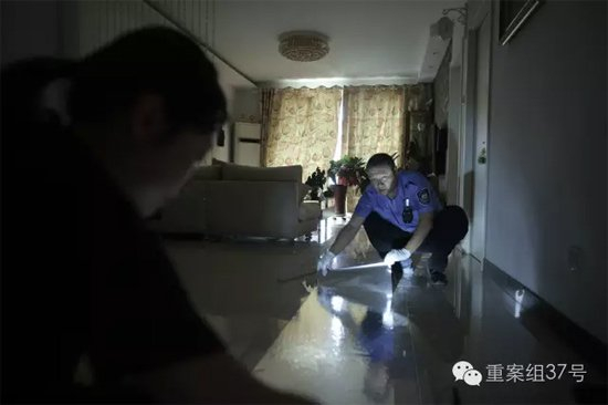 7月27日 丰台枫竹苑小区 办案民警正在失主家中提取犯罪嫌疑人鞋印。 新京报记者 彭子洋 摄
