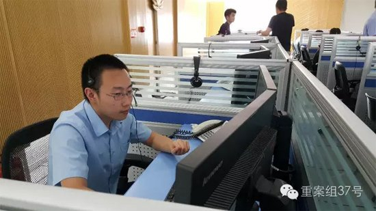 7月29日下午 北京市公安局110接警中心 25岁的文职人员张旭正在接警。 新京报记者 李禹潼 摄