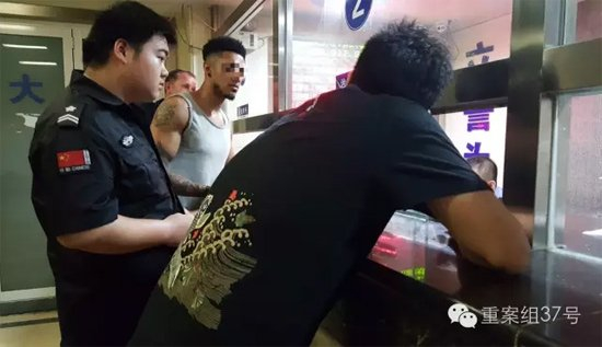 7月27日凌晨，三里屯派出所，几名男子因为打架被带到派出所接受调查。 新京报记者 尹亚飞 摄