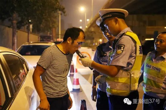 　　7月28日晚，朝阳区白家楼桥下，朝阳交通支队双桥大队的民警，正在对过往司机进行酒驾检测。 新京报记者 尹亚飞 摄