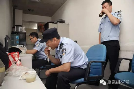 天通苑北地铁站。早高峰过了，民警才回到站内警务室吃早餐。 新京报记者 尹亚飞 摄