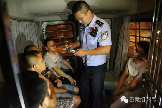 　　7月28日晚，朝阳区白家楼桥下，朝阳交通支队双桥大队的民警，正对几名涉嫌酒驾的司机逐一进行检测。 新京报记者 尹亚飞 摄