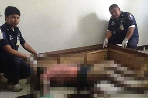 警方在床箱中发现人妖的尸体。（网页截图）