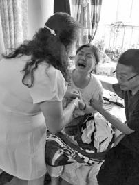 刘伶利的母亲刘淑琴拉着博文学院院长陈玲的手哭诉