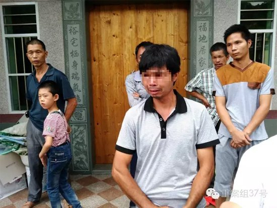 听说儿子涉嫌犯罪，陈文辉的父亲失声痛哭。 新京报记者 谷岳飞 摄