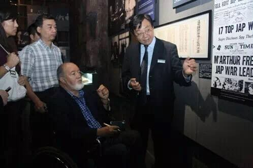 曼卡姆参观侵华日军南京大屠杀遇难同胞纪念馆。