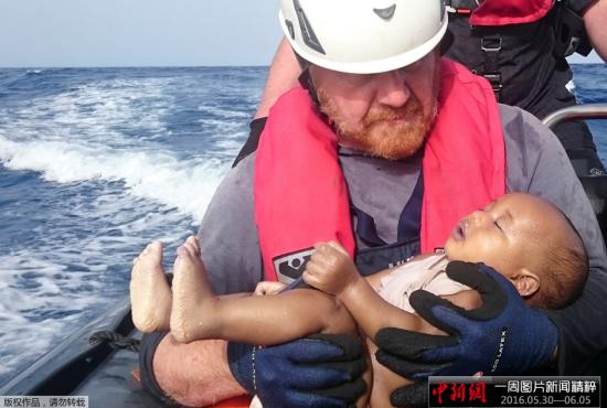 　　2016年5月31日讯，地中海上周频传船难，恐怕有数百难民葬身大海，人道救援组织发布了一张德国救援人员怀抱溺毙难民婴儿的照片，希望说服欧洲各国当局确保难民能够安全通行，避免惨剧不断重演。