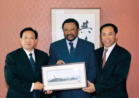 温州市委和鹿城区领导与时任加蓬外长的让·平在一起。