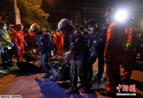 　　警方转移遇难者遗体。达沃市副市长保罗透露，5名男性和5名女性在爆炸中丧生。他表示，这对达沃和整个菲律宾来说都是悲伤的一天。