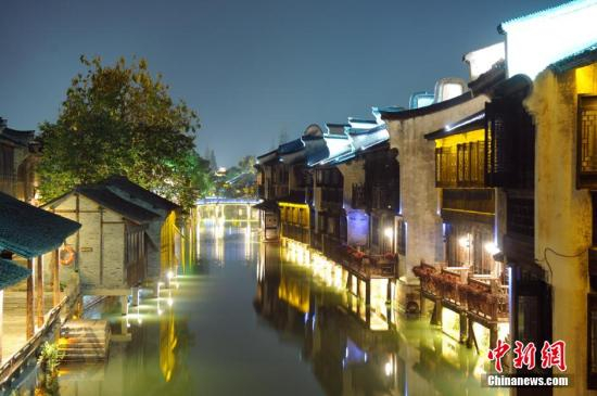 资料图 乌镇夜色中新社发 李晨韵 摄
