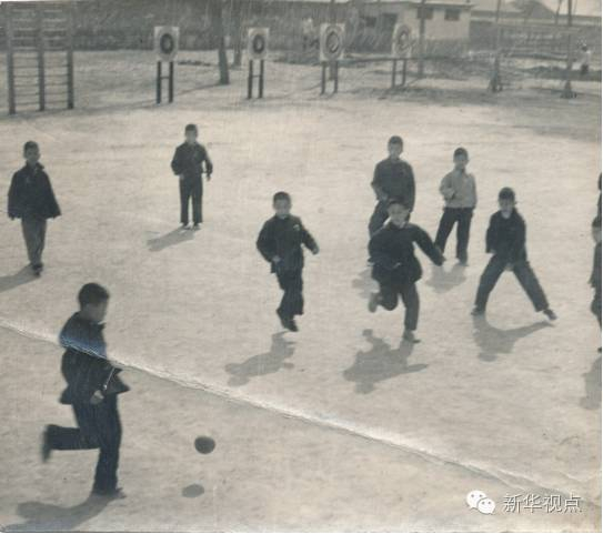当年学生们在操场踢球（八一学校供图）