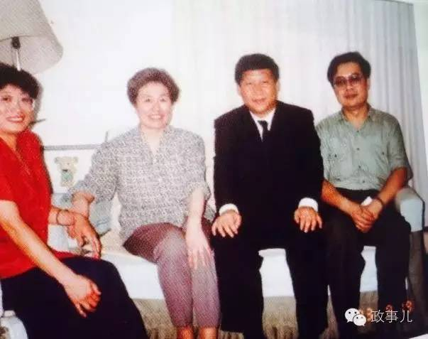 图为1993年9月，时任福州市委书记的习近平看望陈老师，左一右一为习近平同学。