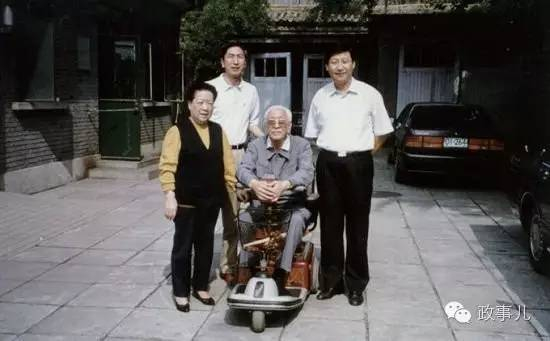 习近平和耿飚（坐者）一家合影