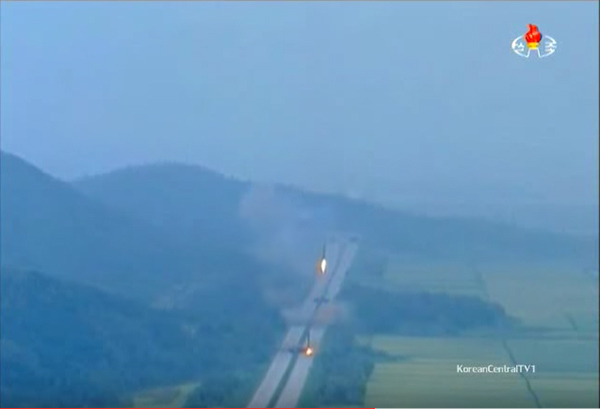 从发射车的方向和照片对比可以判定，导弹发射位置前后公路都有隧道遮蔽