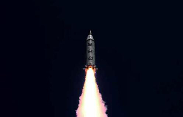 　　朝鲜潜射“北极星1号”导弹，与“火星10号”导弹类似的是一样具备攻击日本境内目标的能力，而且都能携带核弹头