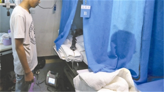 在病房里，小武向杨冬玲道歉。图片来自网络