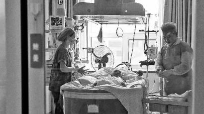 女子还躺在重症监护室 新文化记者 蒋盛松 摄