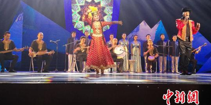 歌唱家阿洪尼克独唱会再现《花儿为什么这样红》原音_手机新浪网