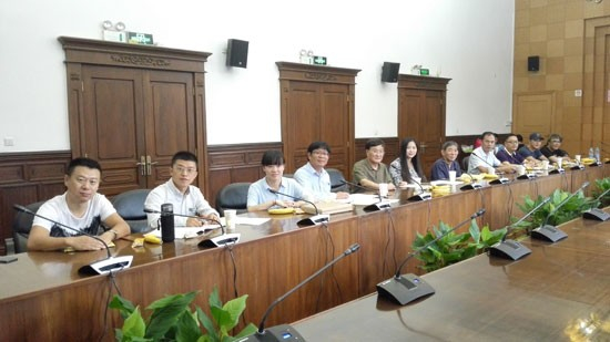 　　9月18日下午，华东政法大学东方毅军事法研究中心举办＂向人道捐助人士致敬暨勿忘九一八座谈会＂，支持幸存劳工在中国起诉日本血债企业，捐助者代表聚会座谈中日历史遗留问题。