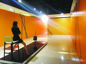 百盛太阳宫店部分区域已人去楼空，仅剩模特人台孤单的摆在过道。