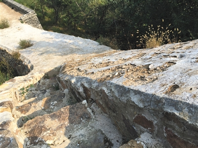 　　调查组专家称，修复工程采用三七灰土做外壳，这层外壳平均12厘米，将会风化消失。新京报记者 刘子珩 摄