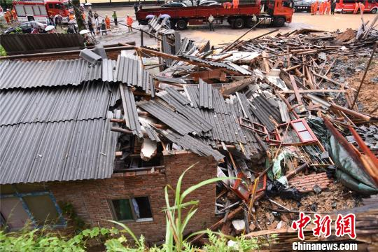 图为被山体滑坡冲毁的房屋。 李彬 摄