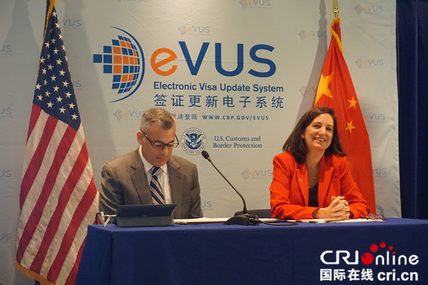 　　美国海关与边境保护专员康开阔（左）和美国驻华大使馆公使衔参赞万如意（右）介绍EVUS的情况。摄影：何雨阳