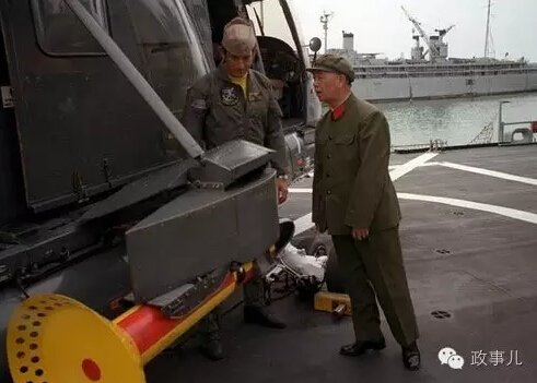 刘华清参观“突击者”号航母