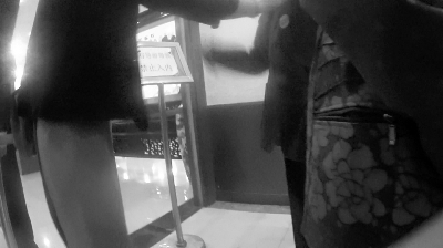 餐厅设在玉雕厂购物大厅内，规定游客吃饭必须由导游带入