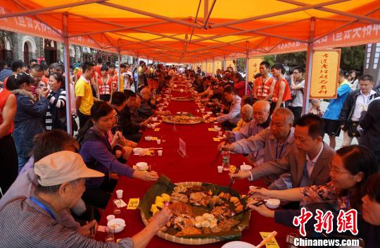 图为长寿簸箕宴。 赵琳露 摄