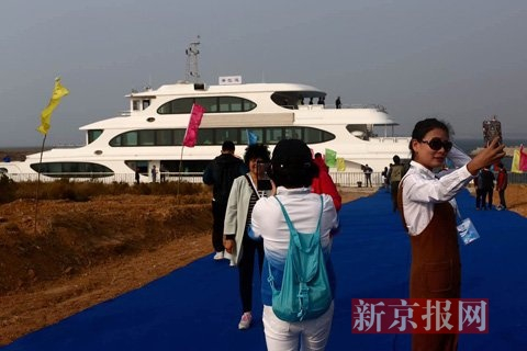 嘉宾在新船前留影。