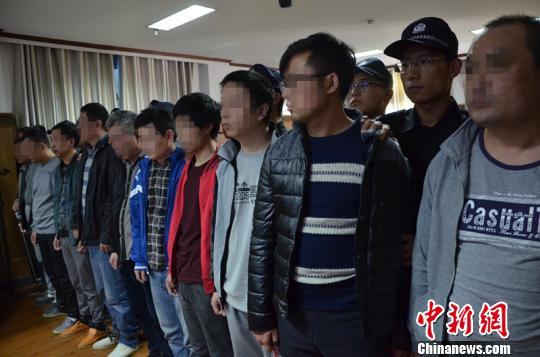 　　11日，河南省濮阳县人民法院公开开庭审理一宗跨省环境污染犯罪案件。该案犯罪嫌疑人达12名，该团伙前后共往该废弃工厂内倾倒废硫酸600余吨。图为12名被告受审现场。 王润刚 摄