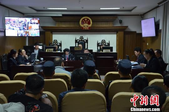　　11日，河南省濮阳县人民法院公开开庭审理一宗跨省环境污染犯罪案件。该案犯罪嫌疑人达12名，该团伙前后共往该废弃工厂内倾倒废硫酸600余吨。图为庭审现场。 王润刚 摄