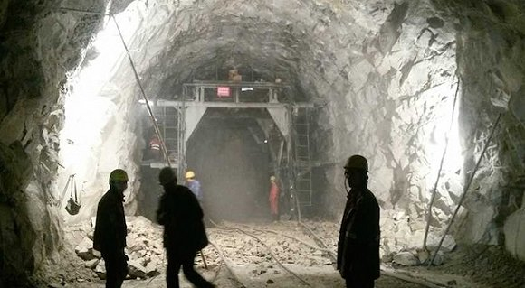 在煤炭行业的“黄金十年”期间，淮南矿业发展迅猛，但矿难事故也在上升。图片来源：网络