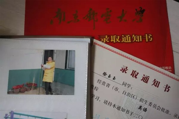  10月7日，山东临沂，徐玉玉的录取通知书和照片。新京报记者侯少卿 摄