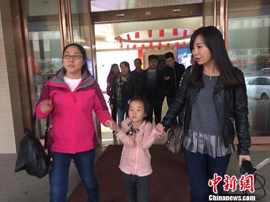 图为郑州市陇海医院的工作人员送王金丽去市儿童福利院 。 王秋兰 摄