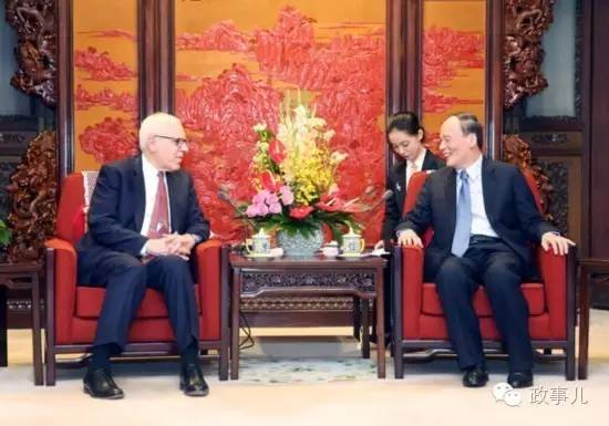 图：2014年10月，王岐山与顾问委员会主席鲁宾斯坦交谈