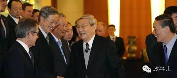 图：2013年10月，王岐山陪同朱镕基会见参加年会的顾问委员